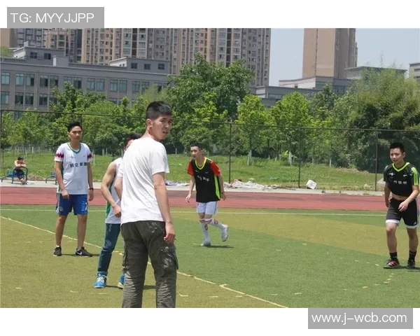 铜像下的激情与梦想踢足球的艺术与精神交融之旅