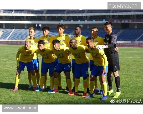 陕西长安竞技足球队员奋勇拼搏展现团队精神与竞技风采